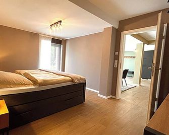 Long-distance view in the Oberbergisches Land, right next to the forest, in the countryside and in peace and quiet. - Morsbach - Bedroom