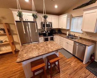Enjoy The Outdoors at New 3BR Home Near Smith Rock - Prineville - Keuken