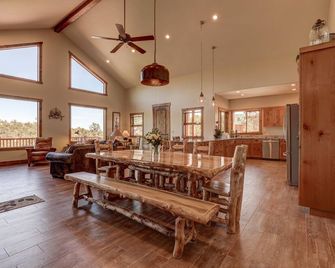 Get the 7th night free. Over 125 five star reviews, over 4,000sq feet - Orderville - Comedor