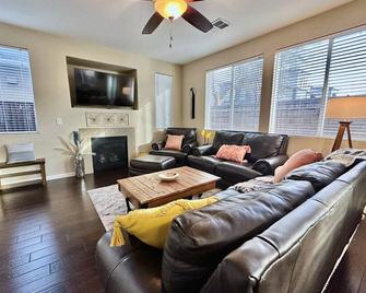 Close To Smf-Comfortable King Mattress-Garage Park - Sacramento - Living room
