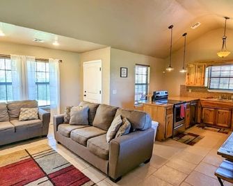 Star Valley cozy log cabin close to the Chickasaw National and Turner Falls Park - Sulphur - Sala de estar