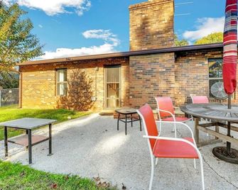 Perfect Cedar Bluff Private Getaway Near Downtown! - Clinton - Patio