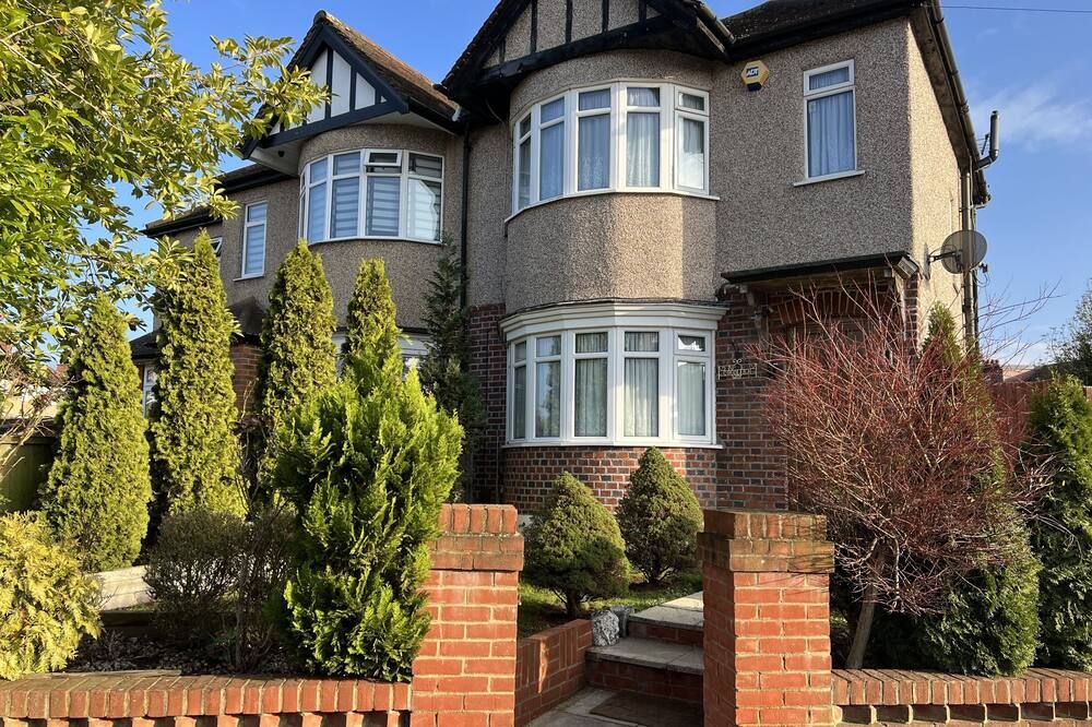 TJ Homes - Luxury Studio Suite with Garden View - Next to tube station London - Ruislip - Building