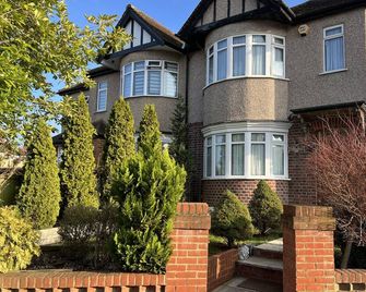 TJ Homes - Luxury Studio Suite with Garden View - Next to tube station London - Ruislip - Building