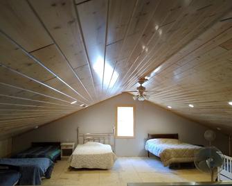 Large Private Lodge located in the middle of a hunters paradise - Canby - Bedroom