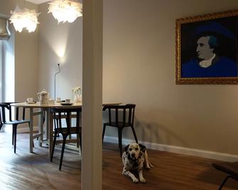 Live more beautifully in the monument with comfort and WiFi central, comfortable, spacious - Leipzig - Menjador