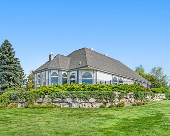 Escape To Life On The Lake! - Manistee - Building