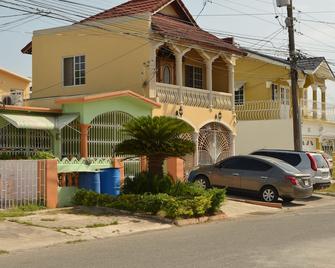 Zenith's home in Portmore - Portmore - Building