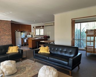 Spacious home in Corowa’s best street right across from the Murray/pet-friendly! - Corowa - Sala de estar
