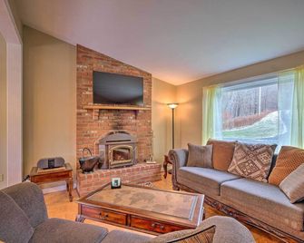Quiet Catskills Getaway w/ Deck & Mtn Views - Margaretville - Wohnzimmer