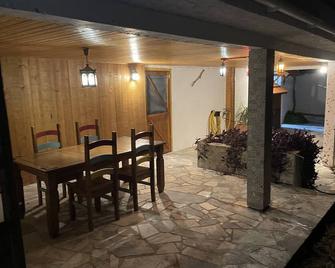 Amazing mountain scenery, outdoor kitchen, Nearby river beaches, fruit trees. - Penela - Dining room