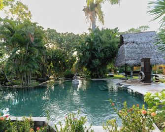 Pondok Sari Beach & Spa Resort - Gerokgak - Pool