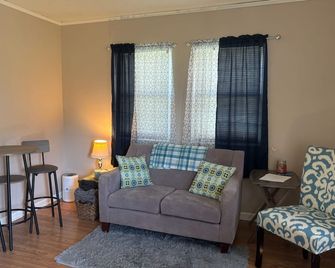 Cozy 1-bedroom house in Anmoore. Perfect for short stays or extended work trips. - Clarksburg - Living room