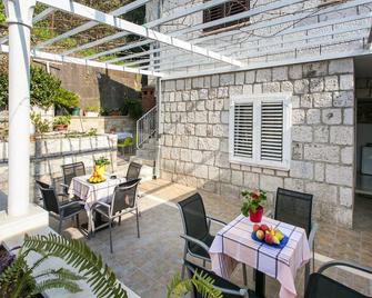 جيست هاوس كوسالو - دوبروفنيك - شرفة مرصوفة