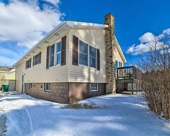 Cozy Tawas City Home with Views of Lake Huron! - Tawas City - Building