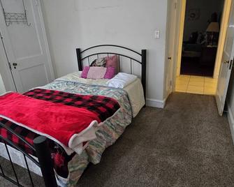 Charming 2-bedroom house with WiFi, AC in superb Greenwich Township - Gibbstown - Bedroom