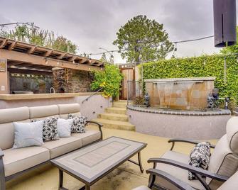 Lovely Tustin Home with Outdoor Kitchen 3 Mi to Zoo - Tustin - Patio