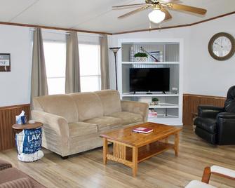 Lake It Or Leave It! Lake House Just One Mile From Lake Cumberland Marina - Russell Springs - Sala de estar