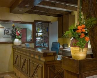 Hotel Le Faubourg Opera - Paris - Front desk