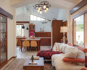 Upscale, contemporary, & holistic, to ensure your stay is relaxing & carefree. - Vilcabamba - Living room