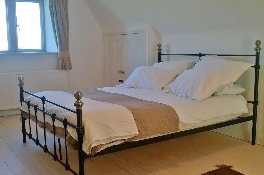 Battens Farm Cottages - B&B and Self-catering Accommodation - Chippenham - Bedroom