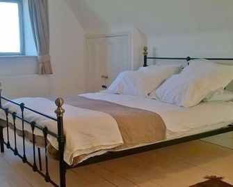 Battens Farm Cottages - B&B and Self-catering Accommodation - Chippenham - Bedroom