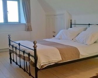 Battens Farm Cottages - B&B and Self-catering Accommodation - Chippenham - Bedroom