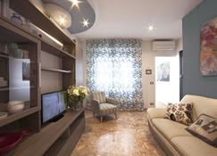 Spacious and comfy apartment - 2 bedrooms and 2 bathrooms - Pádua - Sala de estar