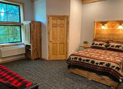 Riverfront Trailside Hotel Minutes to Fallingwater Queen Bed w/ Futon Room 105 - Ohiopyle - Habitación