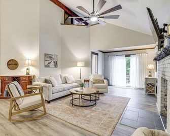 Near Bella Vista Trails & Elk River: Family Home! - Jane - Sala de estar