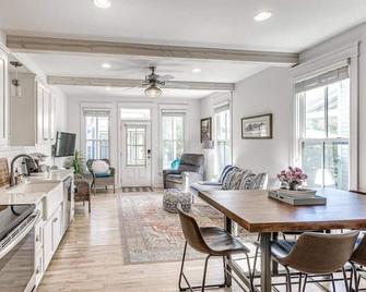 Charming Twinkle Lane Cottage - Eufaula - Dining room