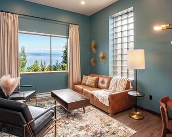 The Intrepid Rentals - Duluth - Living room