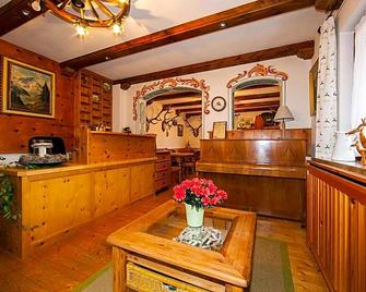 Frühstückspension Gästehaus Zum weissen Rössl - Wallgau - Front desk