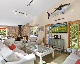 4 bedroom 2.5 bath AC,Decks Pvt Beach,HotTub Seasonal FirePit\n 1-Week Min Summer - Montauk - Living room