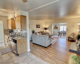 Destination Lodi - Lodi - Living room
