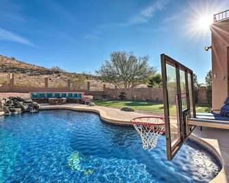 Swim-Putt-Play! 5-BRs of Family Fun | Heated Pool | Pool Table | Foosball | More - Phoenix - Piscina