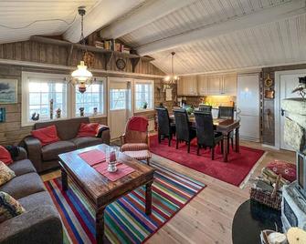 Lovely home in Beitostølen - Beitostølen - Living room