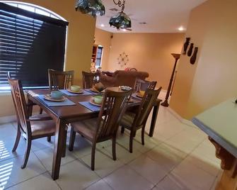15 minutes to downtow convention center walking distance to walmart - La Joya - Dining room