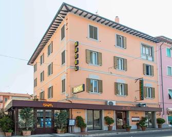 Hotel Il Ponte - Cecina - Building