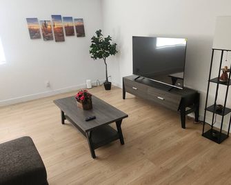 Cozy 2-bedroom condo in delightful Fountain Hills, Close to Downtown - Fountain Hills - Living room