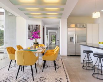 Ram & Thaila Shangri-La Luxury 8 pax 4-br residence w/indoor pool, Jacuzzi & gym - San Antonio - Comedor