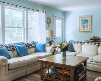 Little Blue Cottage: a wooded getaway near beaches and towns - Benton Harbor - Living room