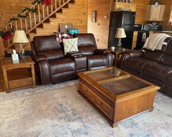 Charming 3-bedroom cabin with WiFi, AC on Escatawpa River in Lucedale MS - Lucedale - Sala de estar