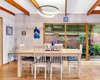 Sea Js Brighton Local Charm and Beachside Flair - Brighton - Dining room