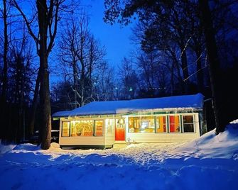 Cozy autumn retreat, lakeside with hot tub and fire pit, perfect for couples! - Keeseville - Edificio