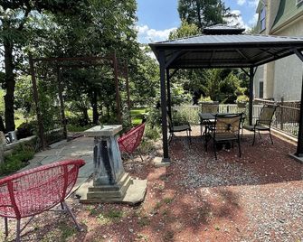 Historic home with 21st Century amenities and tranquill gardens - Phoenixville - Innenhof
