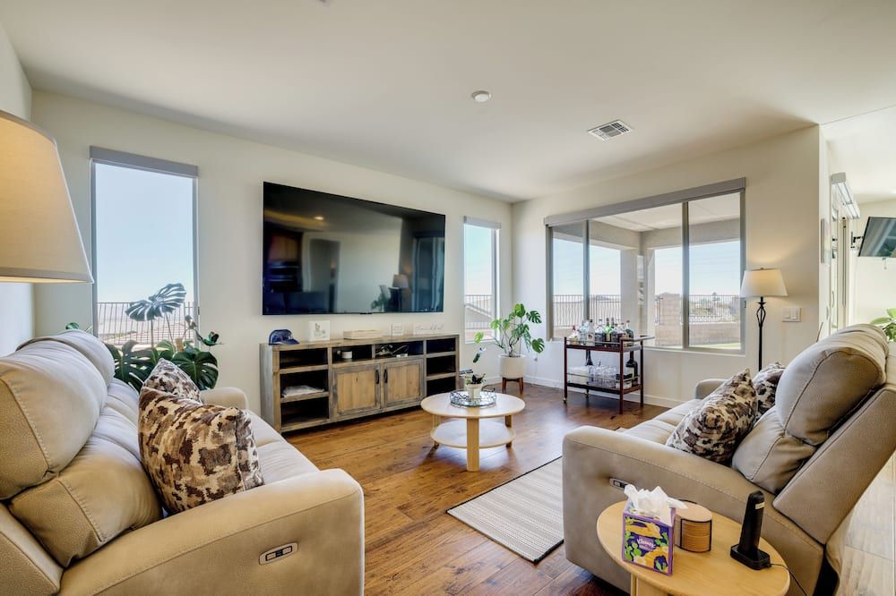 6 Mi to Red Rock Canyon! Gem w/ Mtn & Valley Views - Las Vegas - Living room