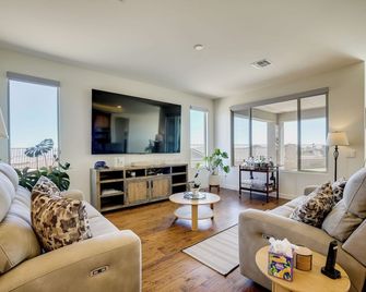 6 Mi to Red Rock Canyon! Gem w/ Mtn & Valley Views - Las Vegas - Sala de estar