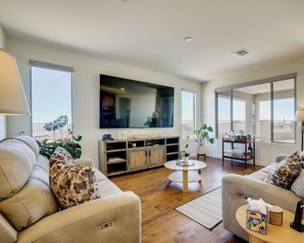 6 Mi to Red Rock Canyon! Gem w/ Mtn & Valley Views - Las Vegas - Living room