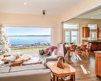 Beach house no-bank waterfront 4-bedroom vacation home on Camano Island - Camano Island - Living room